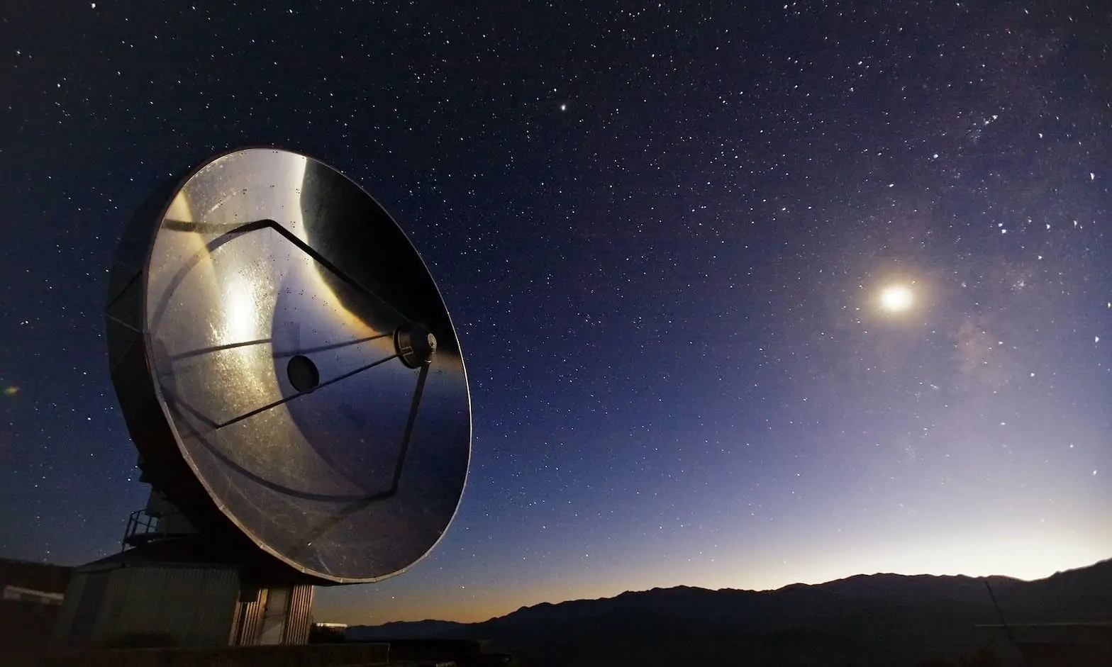 位于智利阿塔卡马沙漠郊区的ESO'的La Silla天文台的瑞典-ESO 15米亚毫米望远镜（SEST）的图片